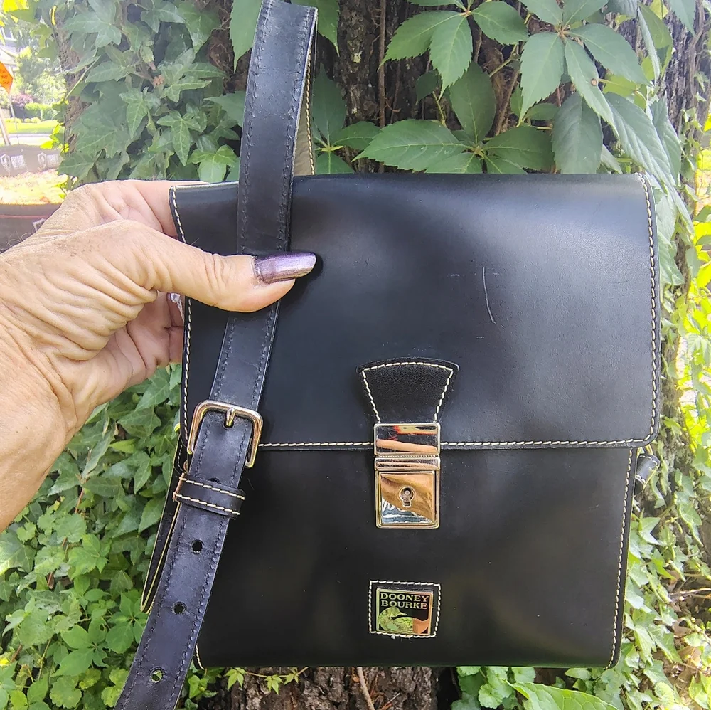 DOONEY & BOURKE RARE VINTAGE  METAL LOGO  CROSSBODY BAG LN